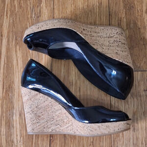Via Spiga “Stam” Black Patent Leather Peep Toe Wedge Sz 8.5 NWOB